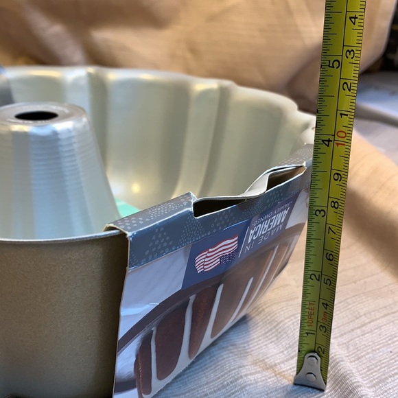 NWT NordicWare Classic Bundt Cake form made in USA - Picture 5 of 7